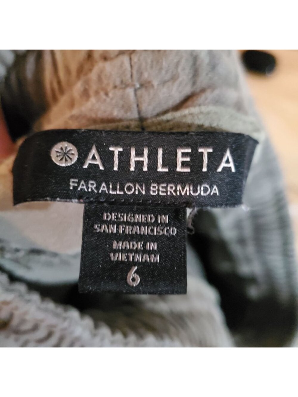 Athleta Shorts Womens Size 6 Camo Green Farallon Bermuda Elastic Waist - Picture 2 of 10